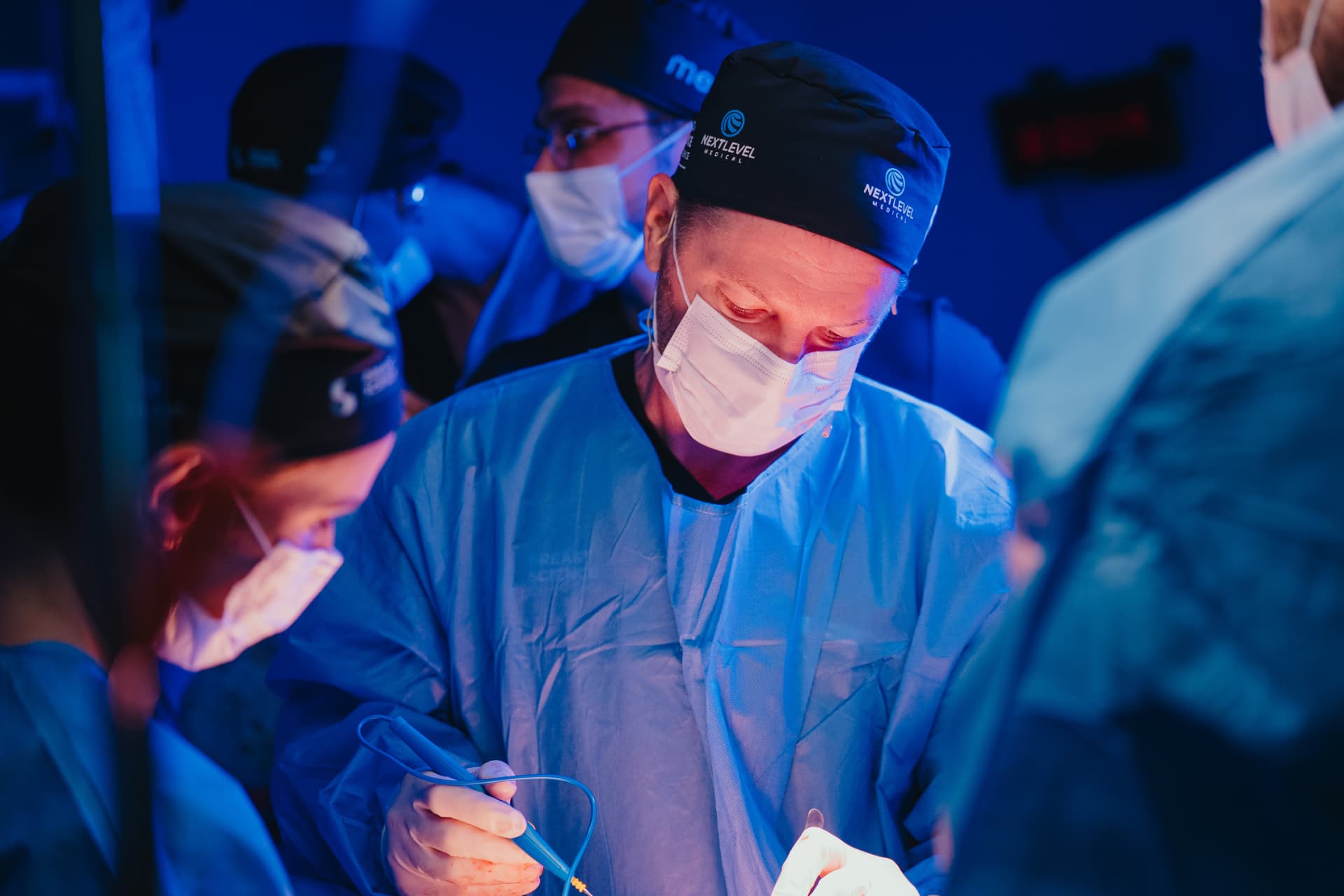 Dr. Leonardo Stella realizando procedimento cirúrgico